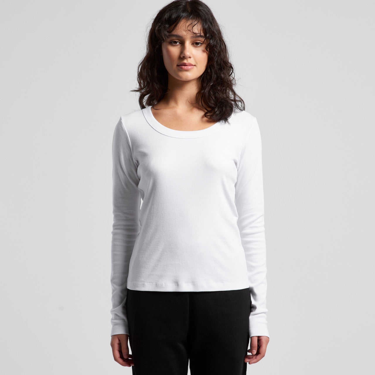 White long-sleeved scoop neck t-shirt with ribbed cuffs and hem, made of soft cotton.