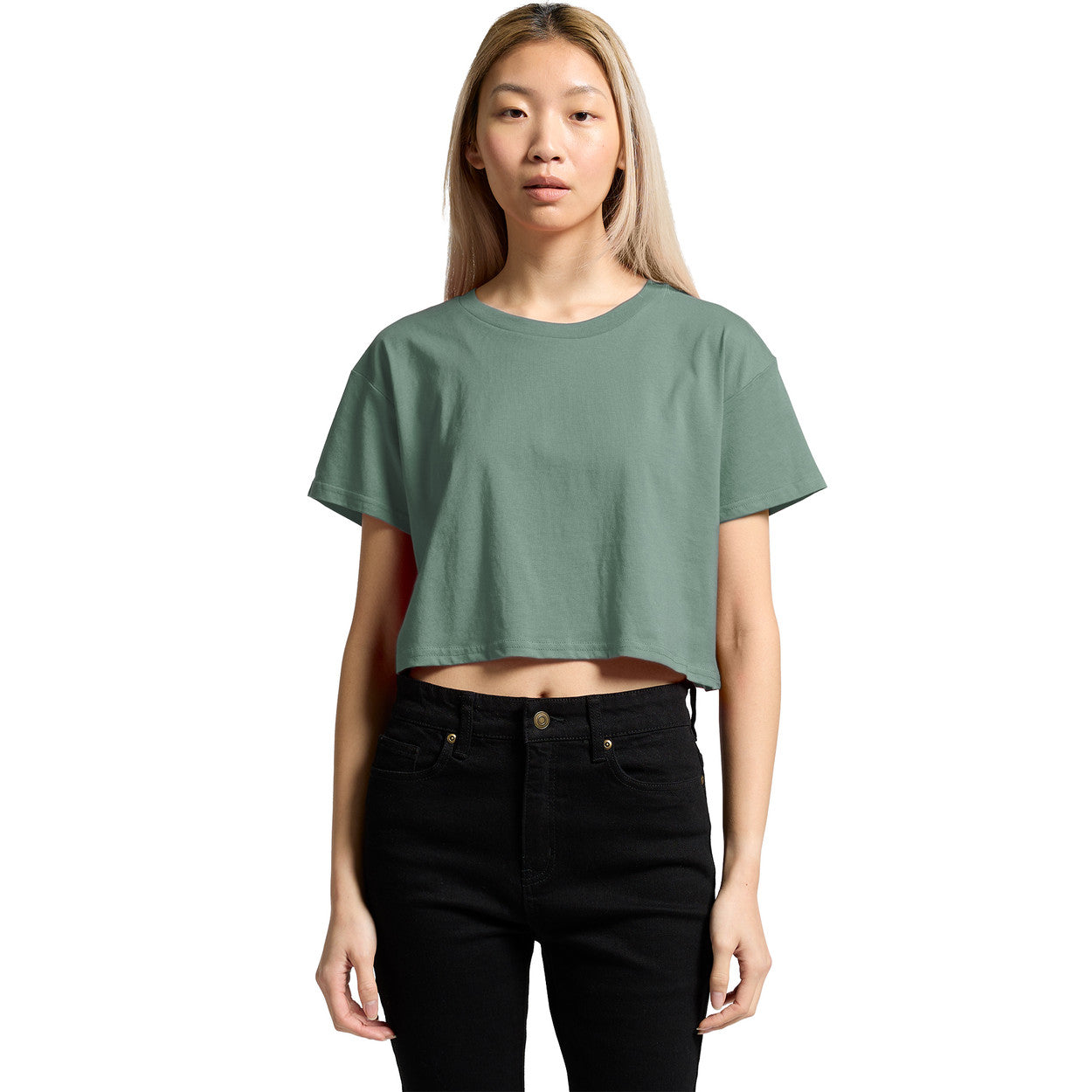 Green cropped t-shirt with short sleeves and a relaxed fit.