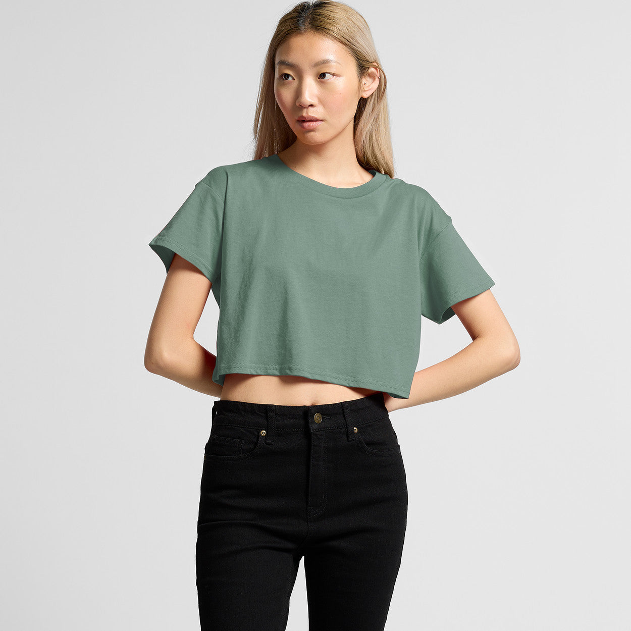 Green cropped t-shirt with short sleeves and a relaxed fit.