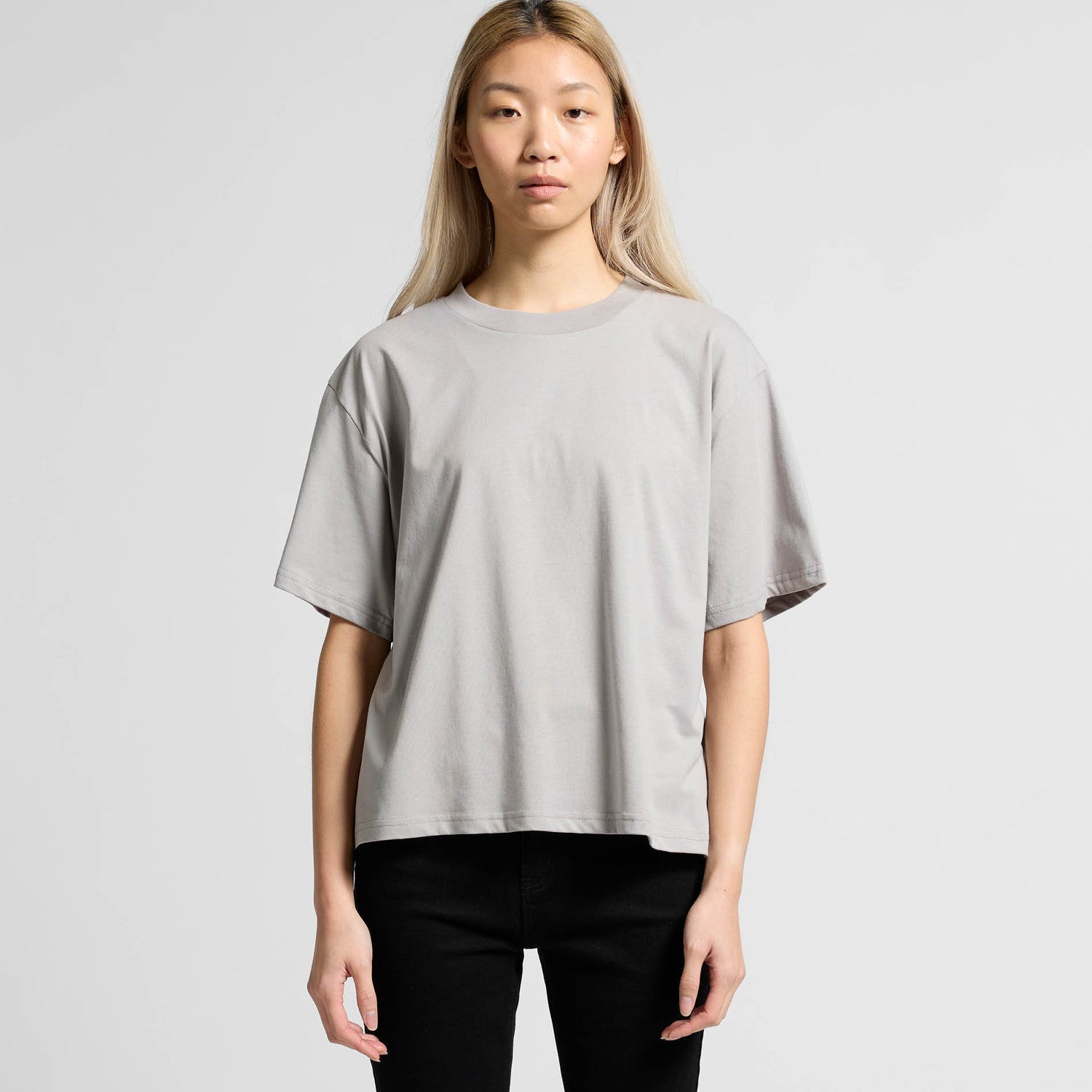 Light gray oversized t-shirt with black sleeves and hem, made of cotton.