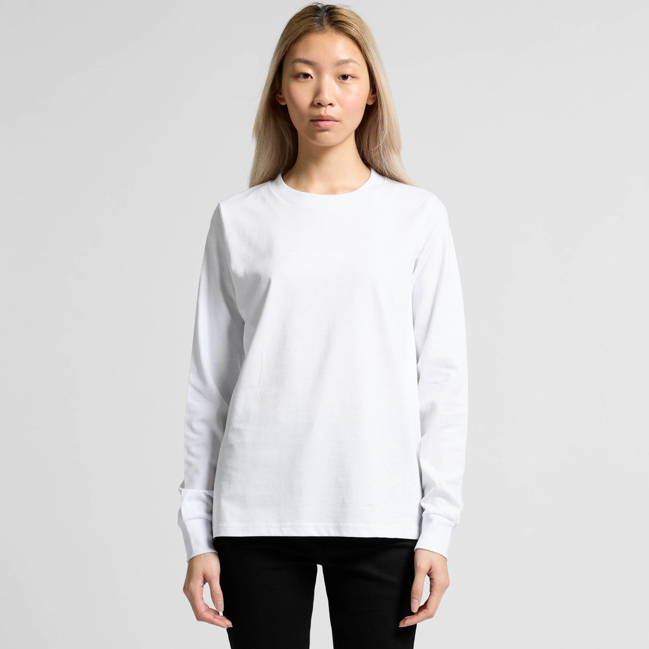 White long-sleeved crew neck sweatshirt with ribbed cuffs and hem, made of cotton.