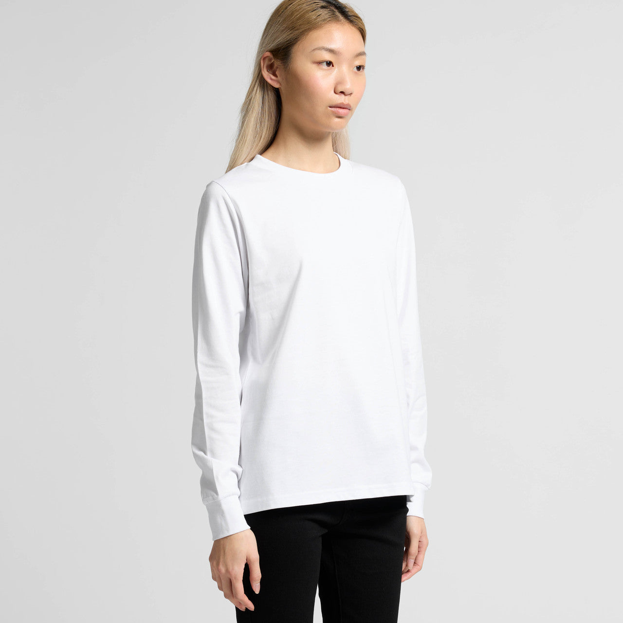 White long-sleeved crew neck t-shirt with ribbed cuffs and hem, made of cotton.